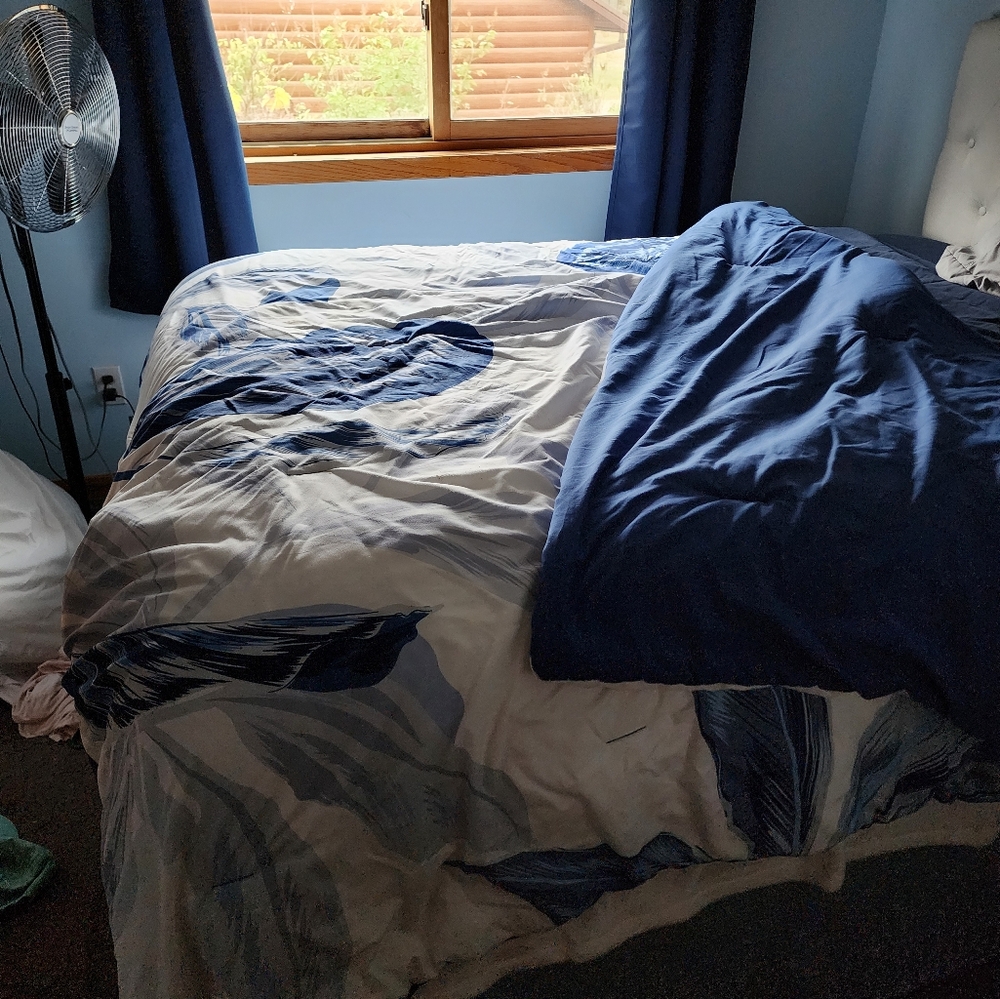 Comforter - Picture 2 of 3